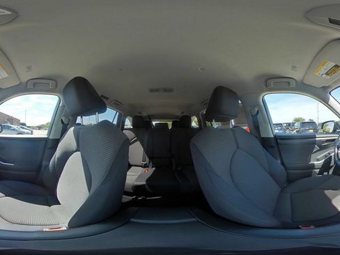 Used 2025 Toyota Highlander LE FWD image 44