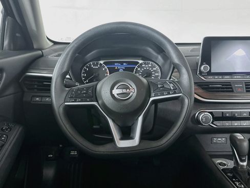 Used 2025 Nissan Altima 2.5 SV FWD image 17