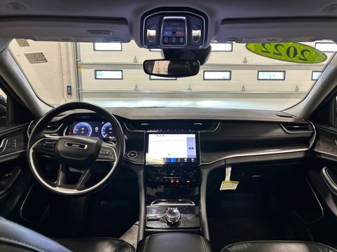 Used 2022 Jeep Grand Cherokee Limited image 30