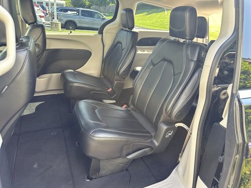 Used 2024 Chrysler Pacifica Touring-L FWD image 32