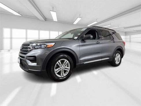Used 2023 Ford Explorer XLT image 2