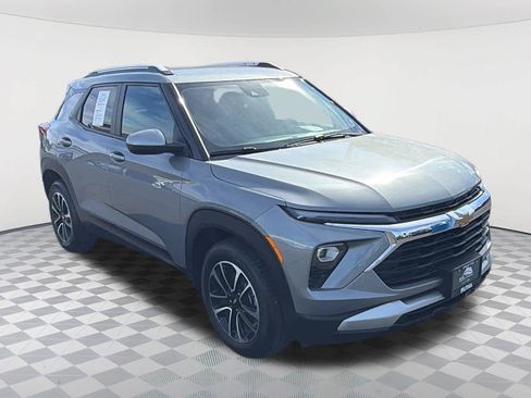 Used 2025 Chevrolet TrailBlazer LT FWD image 3