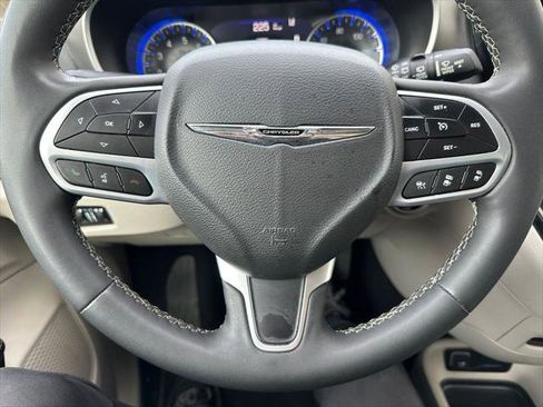 Certified 2023 Chrysler Pacifica Touring-L FWD image 3