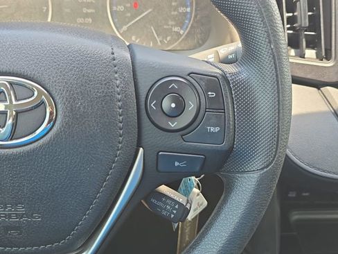 Used 2018 Toyota RAV4 LE FWD image 18