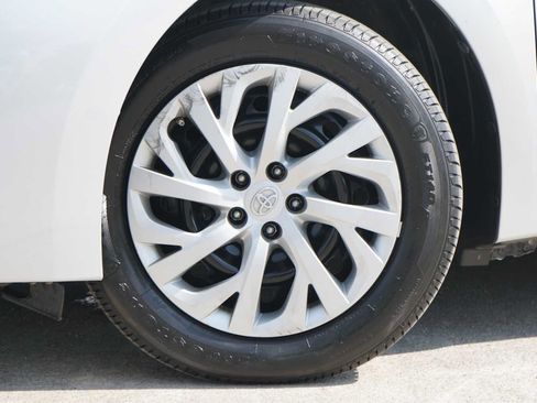 Used 2019 Toyota Corolla LE FWD image 2