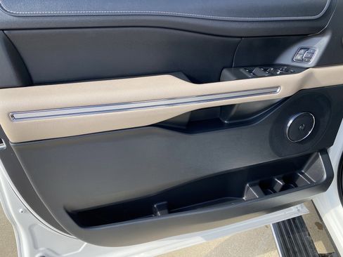 Used 2022 Ford Expedition Max Limited image 18