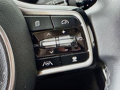 Used 2025 Kia Carnival FWD image 15