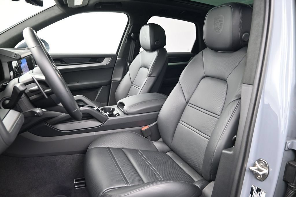 Used 2026 Porsche Cayenne GTS AWD/4WD image 5