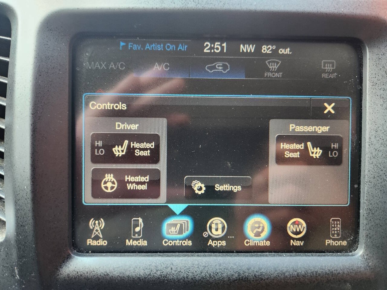 Used 2016 Jeep Cherokee Latitude w/ Cold Weather Group AWD/4WD image 24