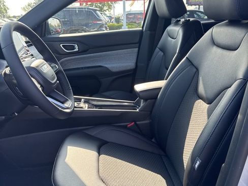 New 2025 Jeep Compass Latitude w/ Sun & Sound Group AWD/4WD image 10