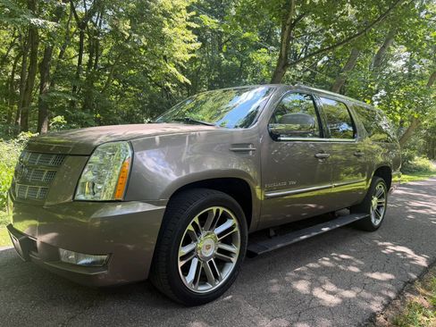 Used 2014 Cadillac Escalade ESV Premium AWD/4WD image 2