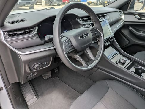 Used 2024 Jeep Grand Cherokee Laredo RWD image 10