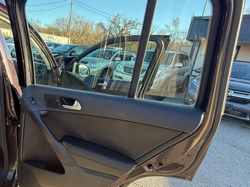 Used 2016 Volkswagen Tiguan S image 12
