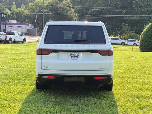 Used 2024 Jeep Wagoneer L Series II w/ Flexible Seating Group AWD/4WD image 12
