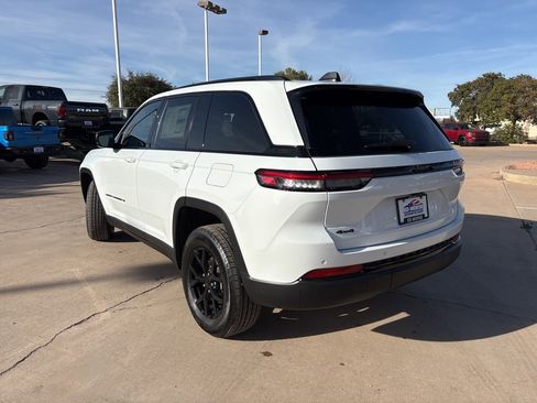 New 2025 Jeep Grand Cherokee Altitude image 7