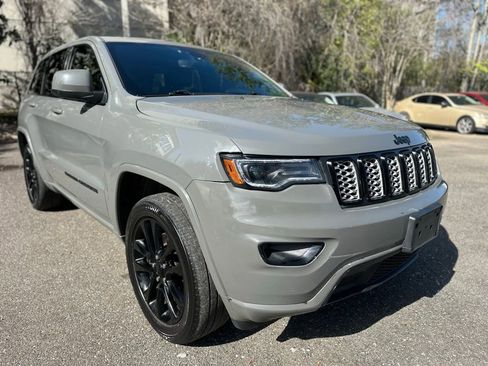 Used 2022 Jeep Grand Cherokee Laredo X image 2