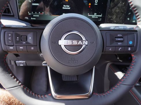 Used 2025 Nissan Kicks SR FWD image 17