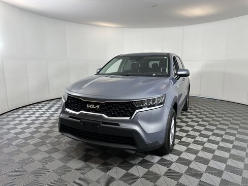 Used 2023 Kia Sorento LX image 2