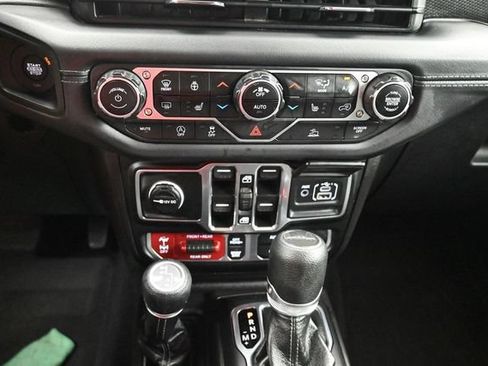 Used 2025 Jeep Gladiator Rubicon w/ Convenience Group AWD/4WD image 9