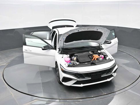 Certified 2025 Hyundai Elantra SEL FWD image 38