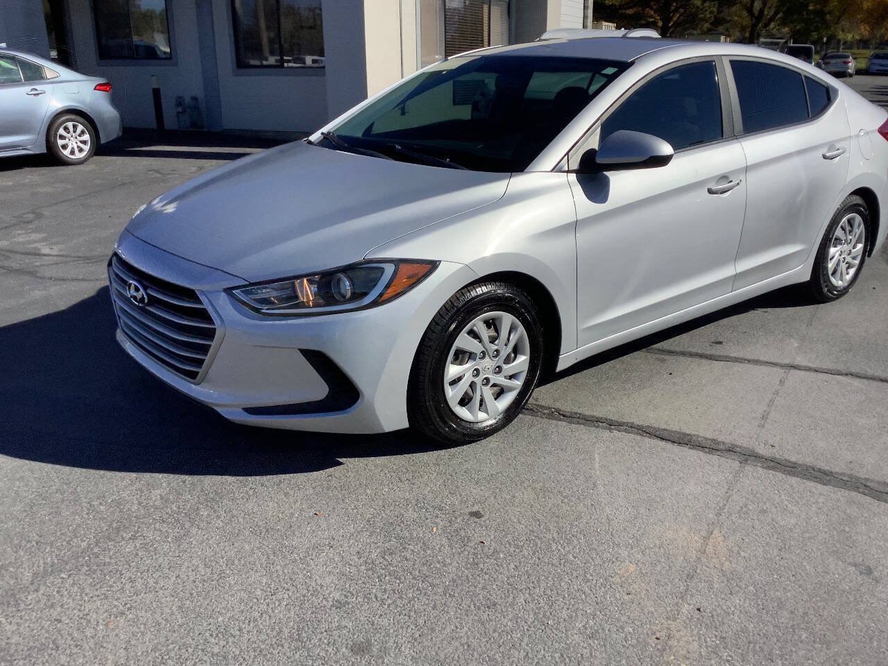 Used 2017 Hyundai Elantra SE FWD image 2