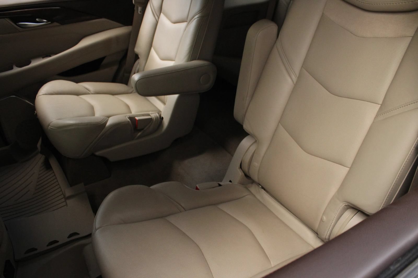 Used 2016 Cadillac Escalade Luxury AWD/4WD image 19