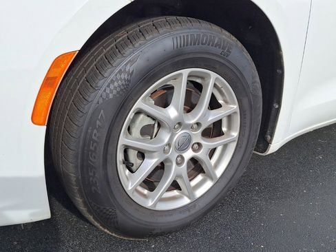 Used 2022 Chrysler Pacifica Touring-L image 30