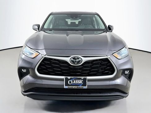 Used 2024 Toyota Highlander LE FWD image 2