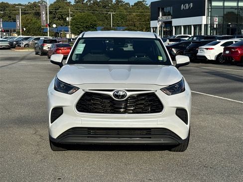 Certified 2023 Toyota Highlander L image 8