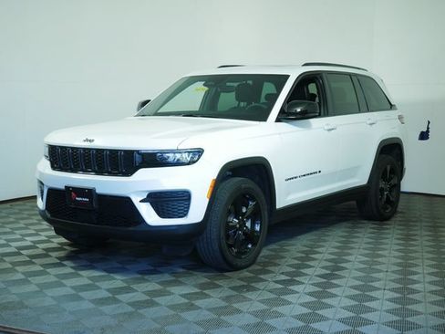 Certified 2023 Jeep Grand Cherokee Altitude AWD/4WD image 3