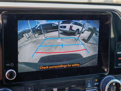 Used 2024 Toyota Highlander XLE FWD image 5