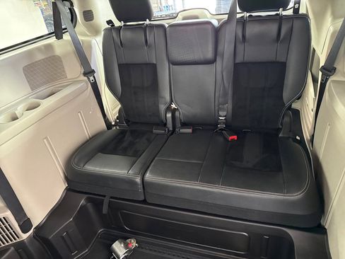 Used 2017 Dodge Grand Caravan SXT image 24