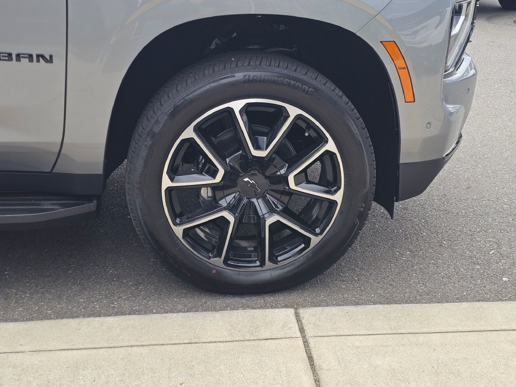New 2026 Chevrolet Suburban RST w/ RST Capability Package AWD/4WD image 9