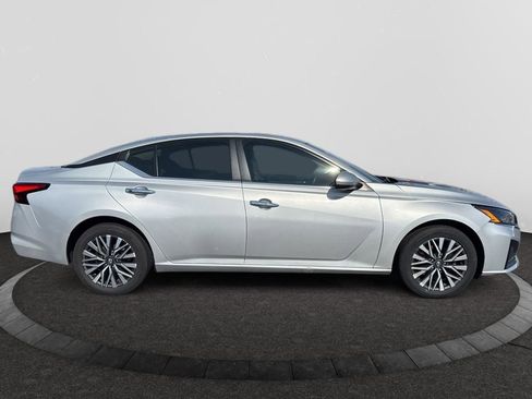 Used 2023 Nissan Altima 2.5 SV w/ SV Premium Package image 4