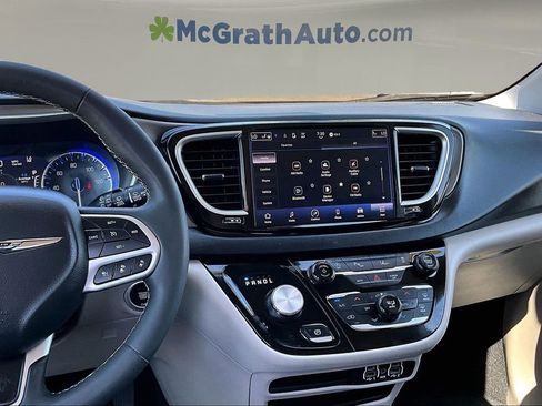 Used 2024 Chrysler Pacifica Touring-L FWD image 9