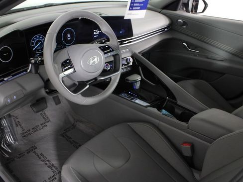 Certified 2025 Hyundai Elantra SEL image 17