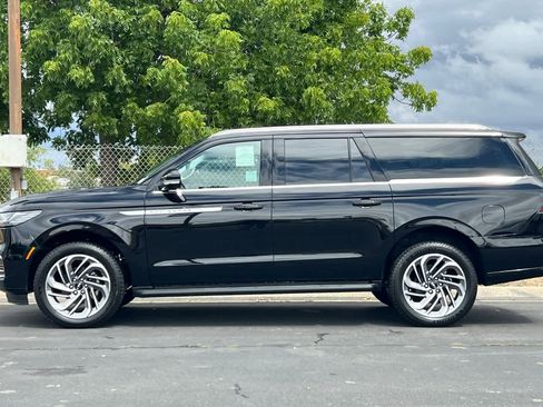 New 2026 Lincoln Navigator L Premier AWD/4WD image 5
