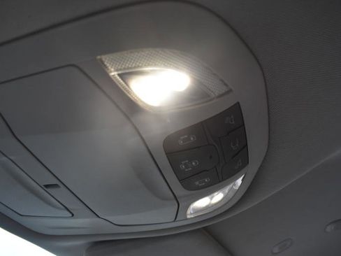 Used 2020 Chrysler Voyager Lxi image 34