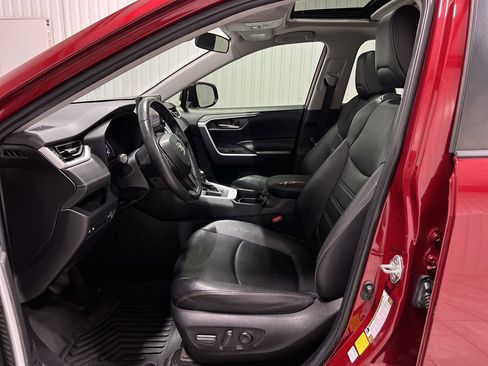 Used 2020 Toyota RAV4 XLE Premium image 17