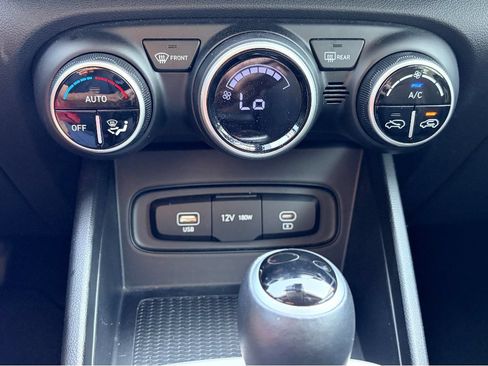 Used 2025 Hyundai Venue SEL FWD image 20