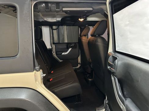 Used 2018 Jeep Wrangler Unlimited Rubicon w/ Connectivity Group image 35