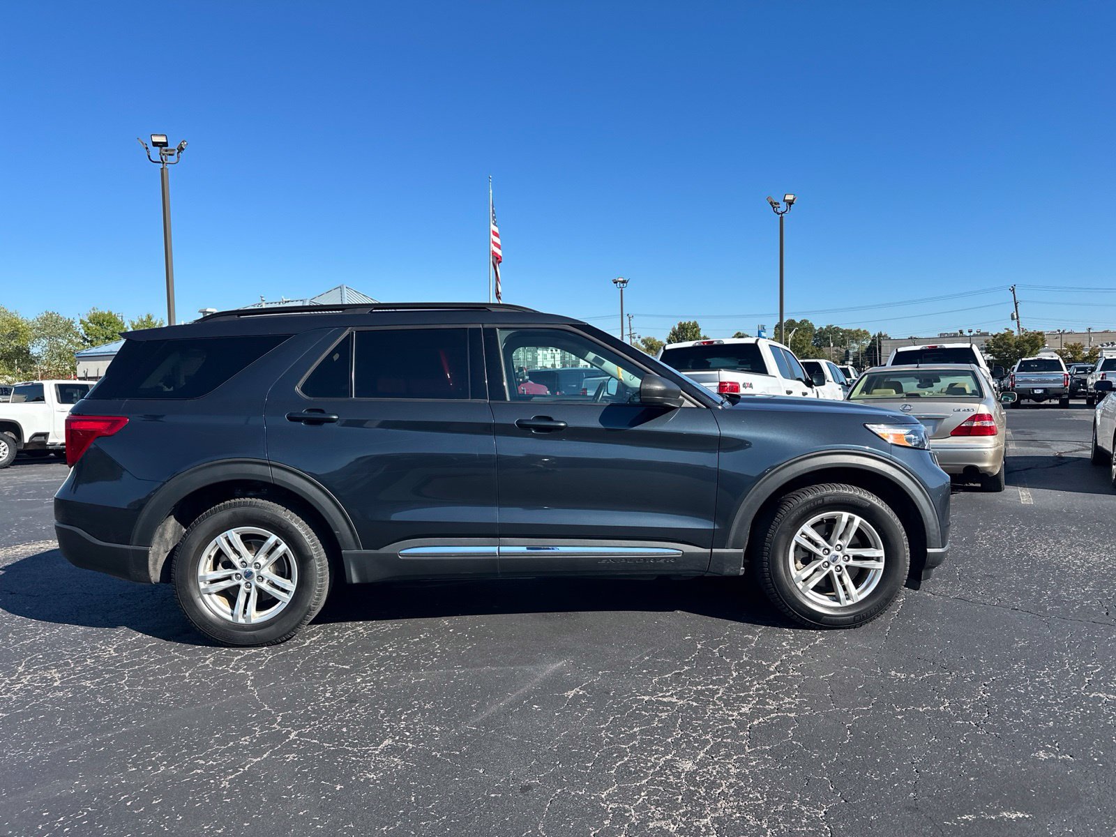 Used 2022 Ford Explorer XLT w/ Equipment Group 202A AWD/4WD image 4