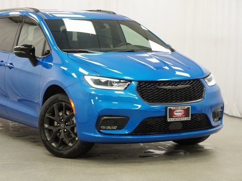 New 2026 Chrysler Pacifica Select image 3