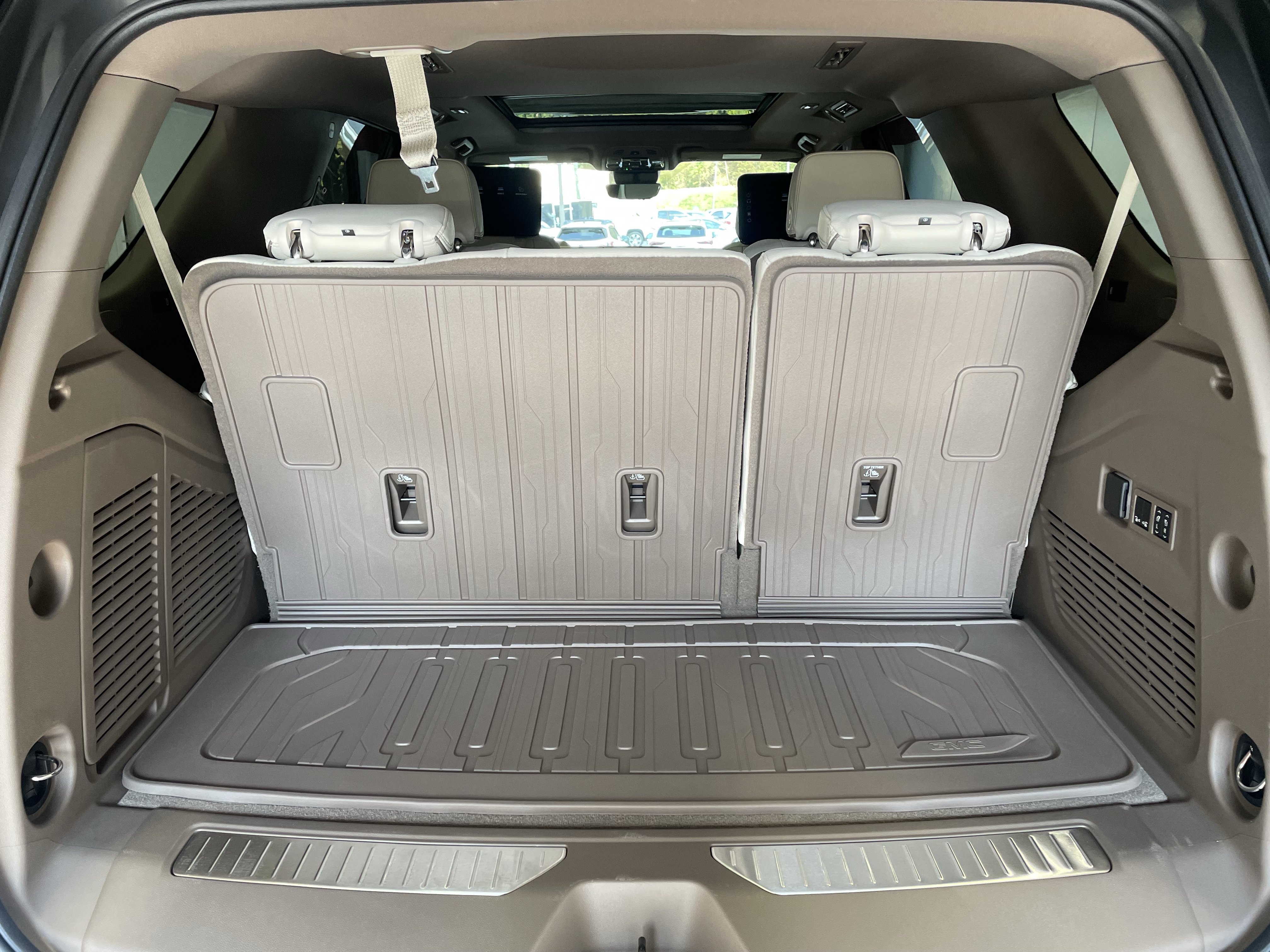 New 2026 GMC Yukon Denali w/ Denali Reserve Package AWD/4WD image 9