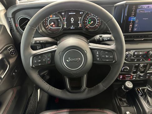 Used 2025 Jeep Wrangler Unlimited Rubicon AWD/4WD image 13