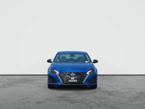 Used 2025 Nissan Altima 2.5 SV FWD image 3