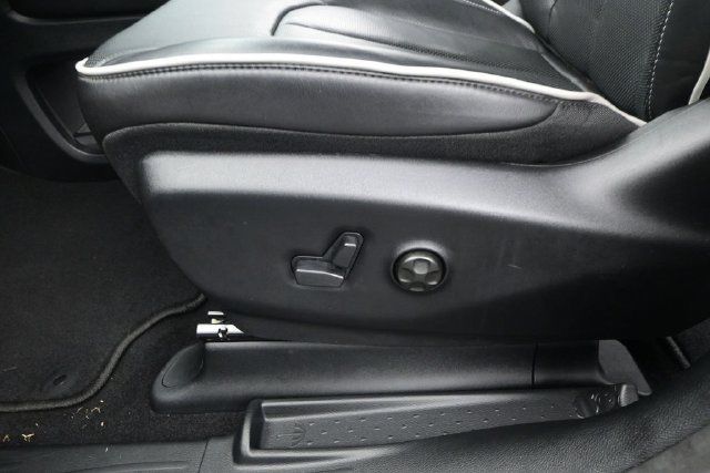 Used 2026 Chrysler Pacifica Limited FWD image 10