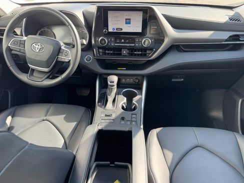 Certified 2023 Toyota Highlander AWD image 12