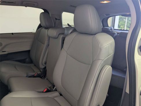 Certified 2022 Toyota Sienna XLE FWD image 35