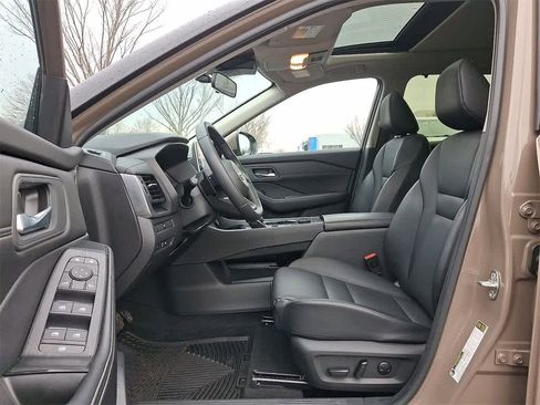 Used 2024 Nissan Rogue SV w/ SV Premium Package image 11